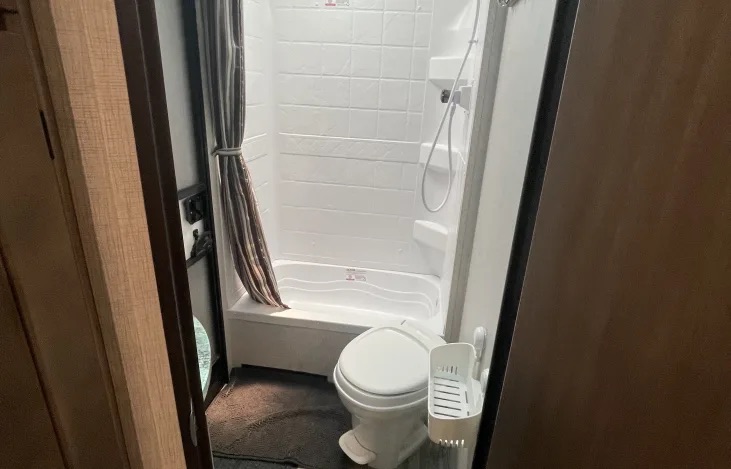 rv rental lake tawakoni bathroom